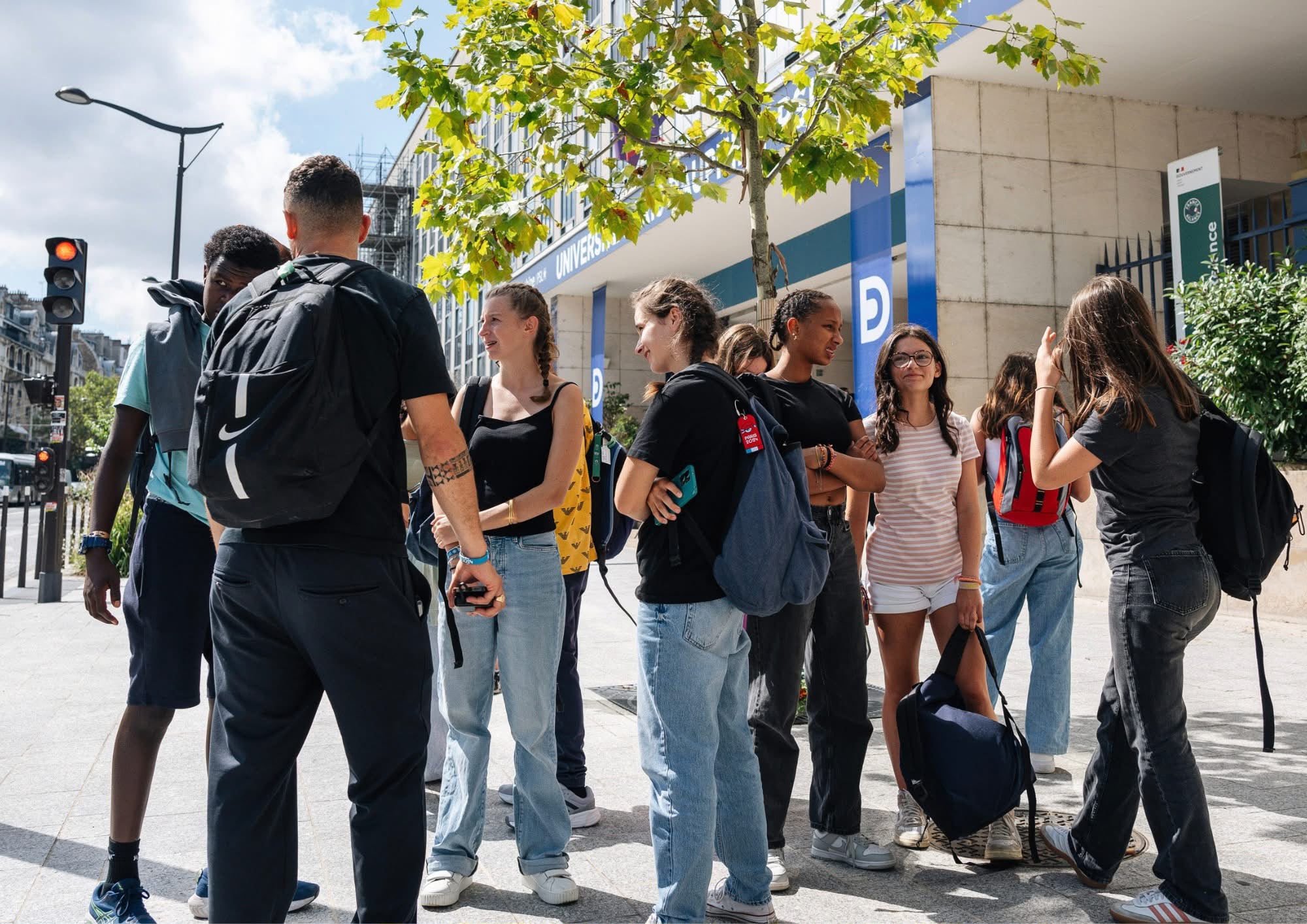 Groupe d'étudiants dans une rue en France